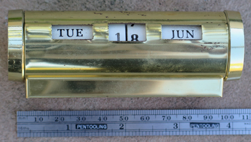 NO NAME BRASS PLATED FOUNTAAIN PEN DESK BASE CALLENDAR